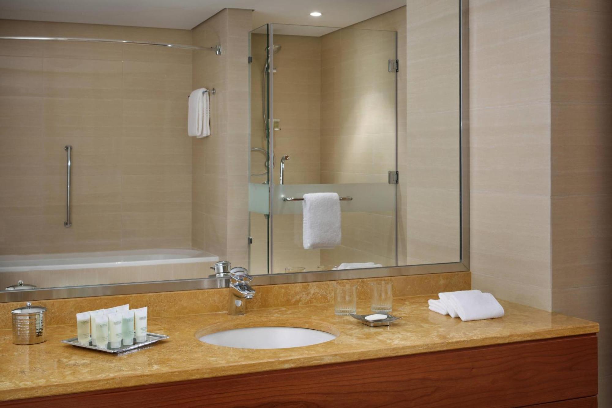 Courtyard By Marriott Кувейт Экстерьер фото